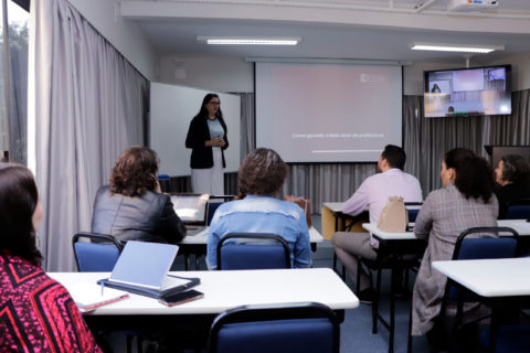 Encontro presencial da turma de Graduação em Gestão Hospitalar na sede do Instituto Racine